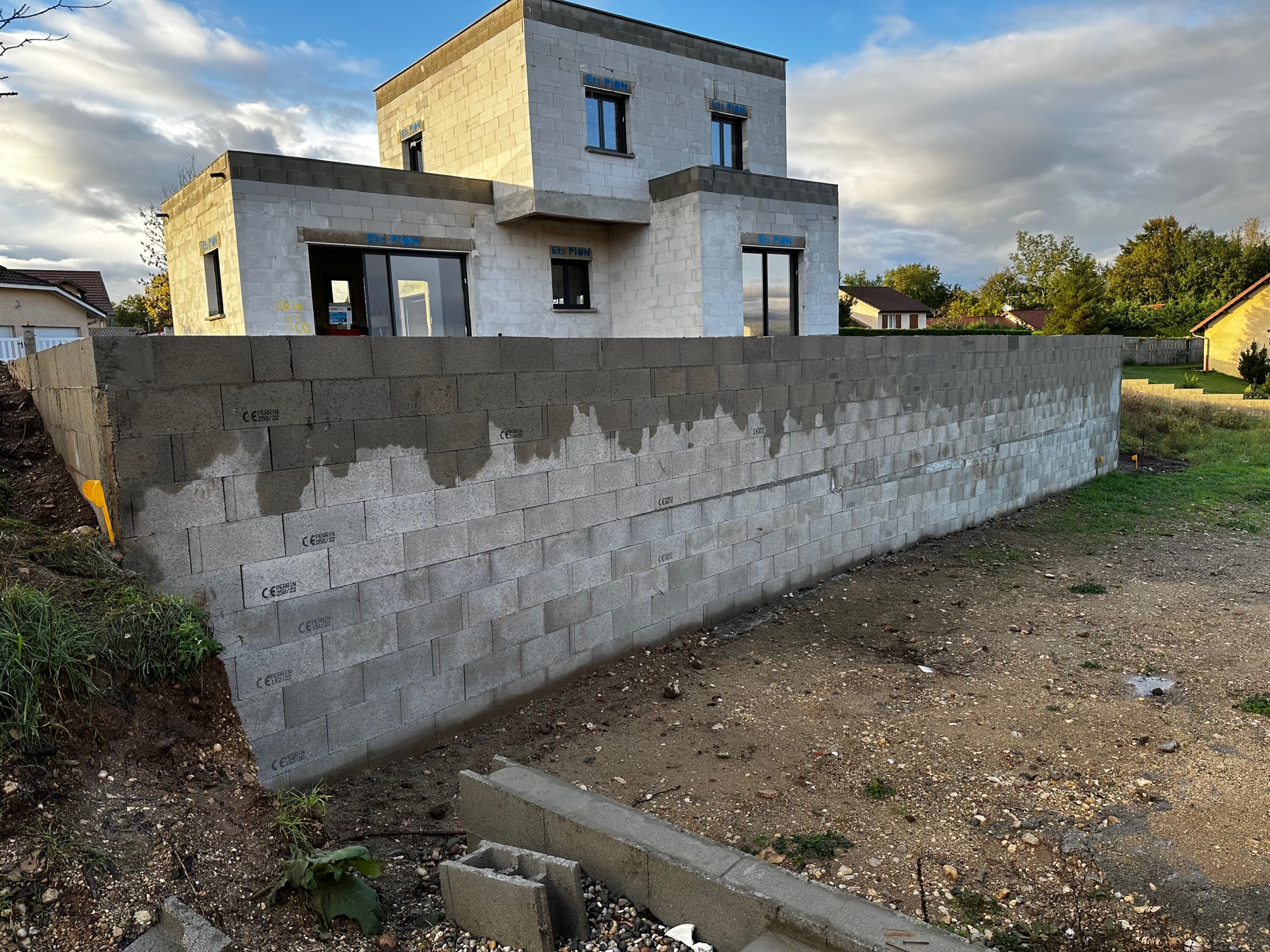 IMG_7413 Construction d'une maison individuelle en béton cellulaire et plancher isolant Isoltop. Cette maison est la première d'une longue série prévue pour la nouvelle RE2020